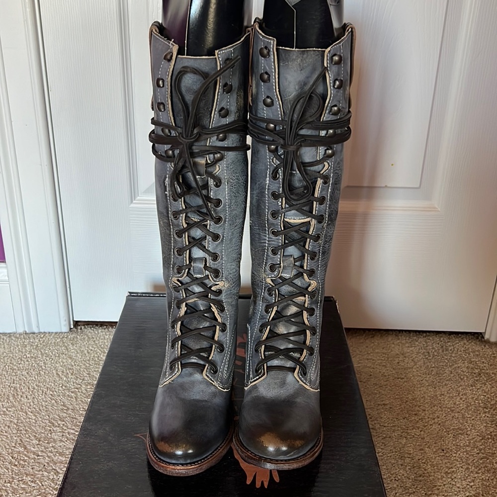 Freebird, GRANY, in ice, size 9. Brand new, never worn outside!